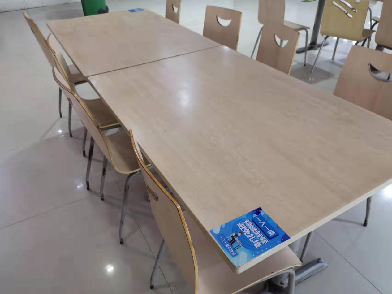 钱江商城采用隔桌用餐，顾客吃得放心安心舒心